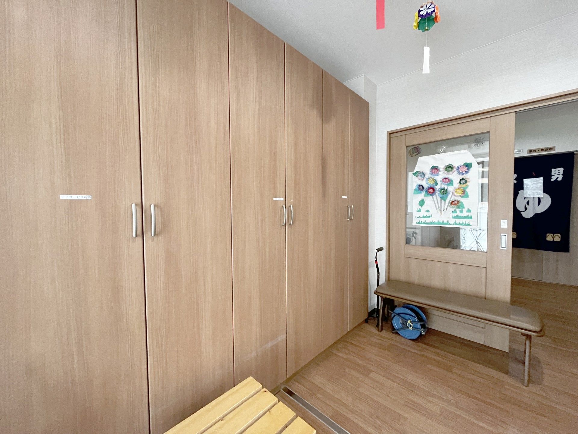 木製の収納とベンチのある空間