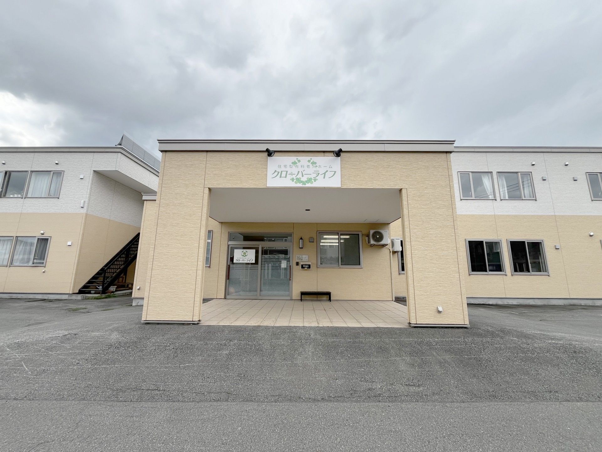 正面玄関の外観