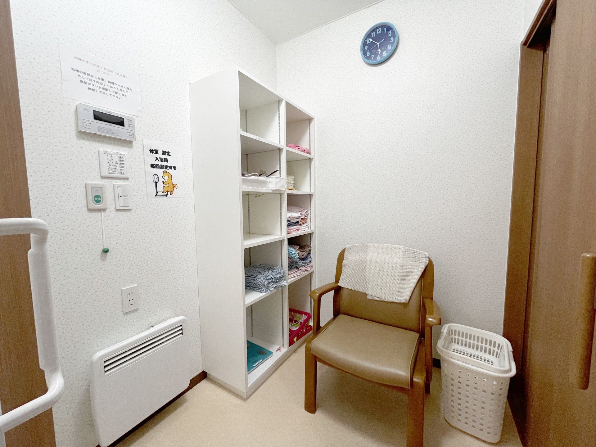 整然とした収納棚の部屋