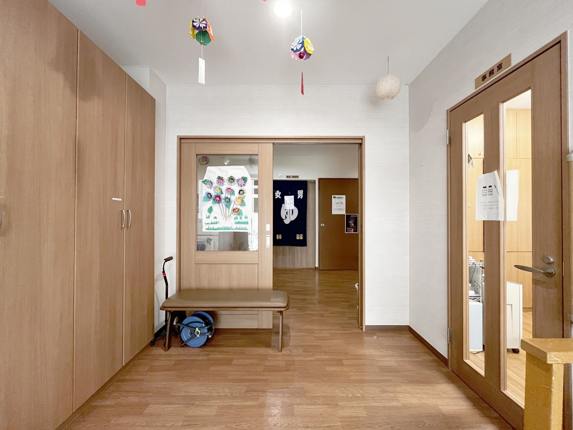 飾りが吊るされた廊下