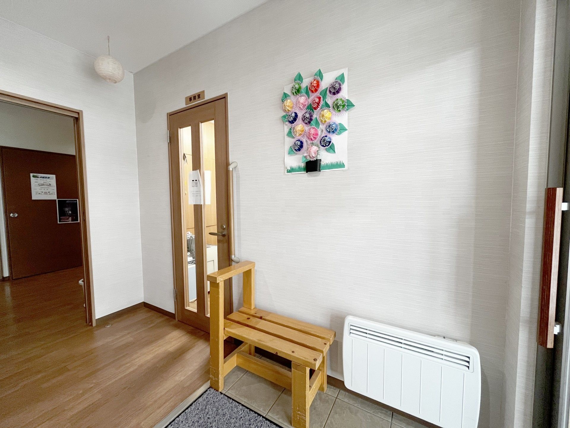 手作りの壁飾りがある廊下