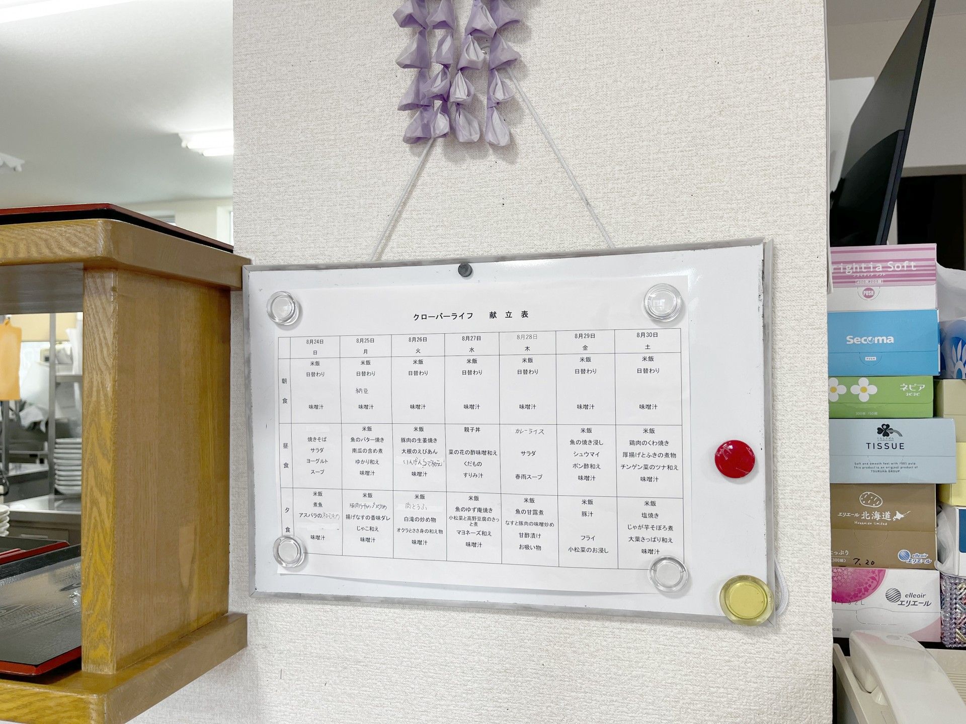 献立表が掲示された壁