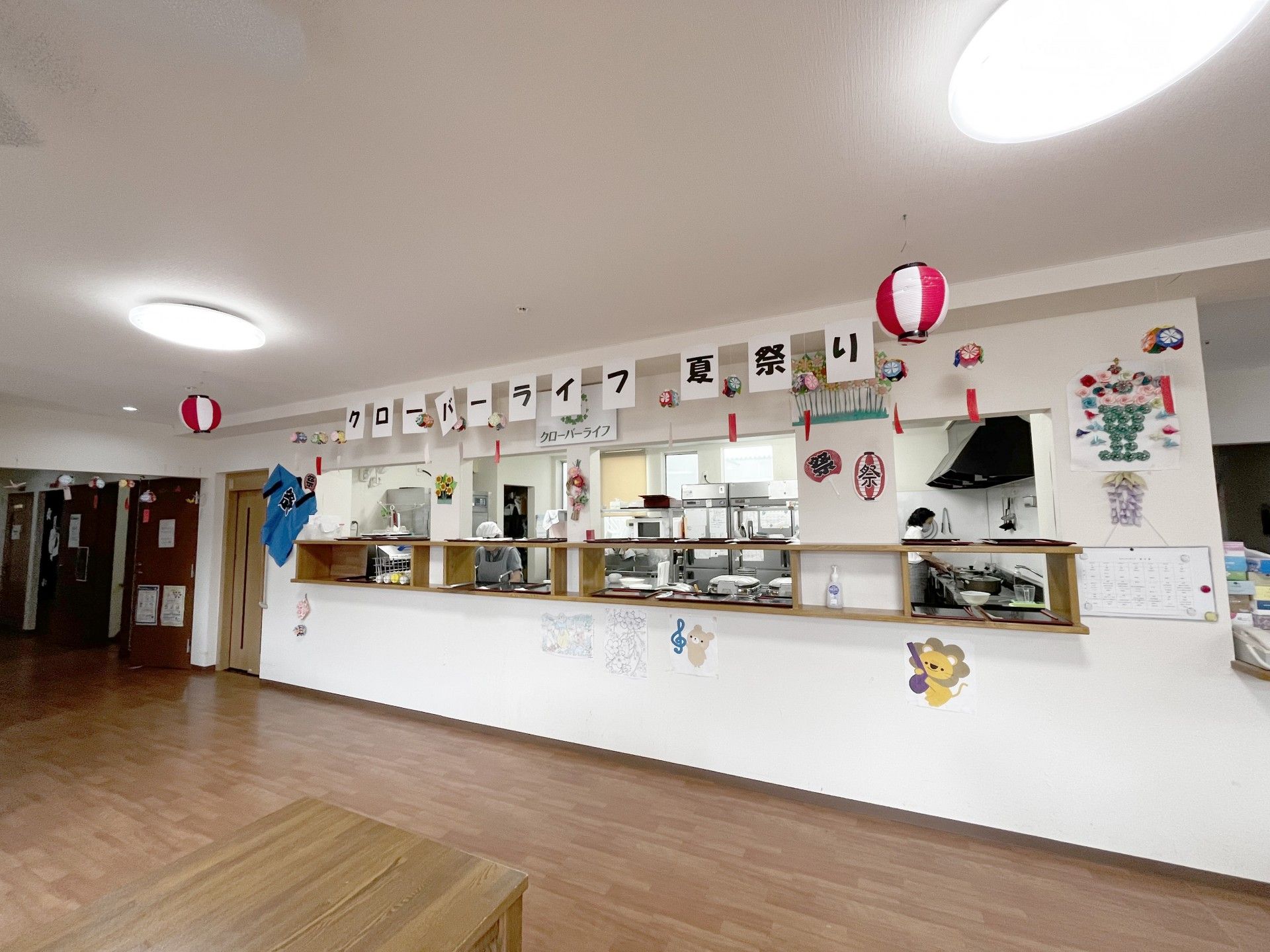 夏祭りの飾りがあるホール