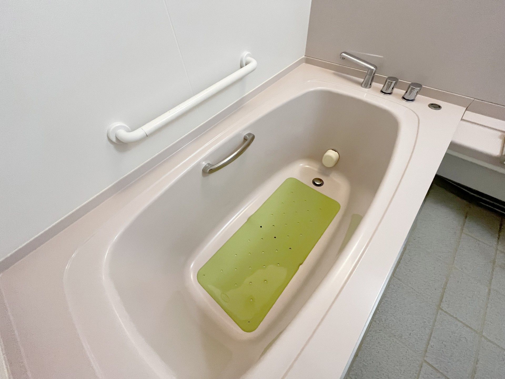 手すり付きの浴槽