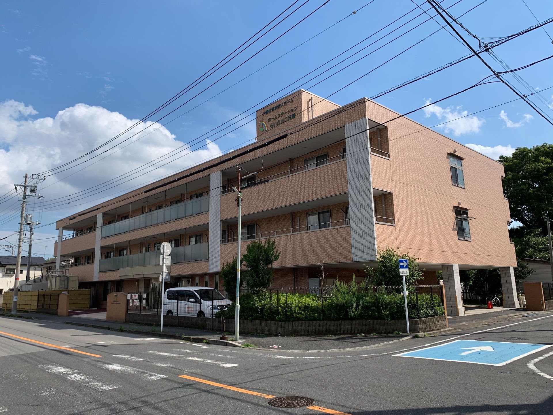 らいふ川口元郷の外観。大きな駐車場を完備しておりますので、ご来訪時はお車でのお越しが出来ます。