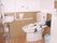 男性用のトイレが手前に設置され、奥には手すりが両サイドについた温水洗浄便座が付いたトイレがあり、呼び出しボタンもある。
