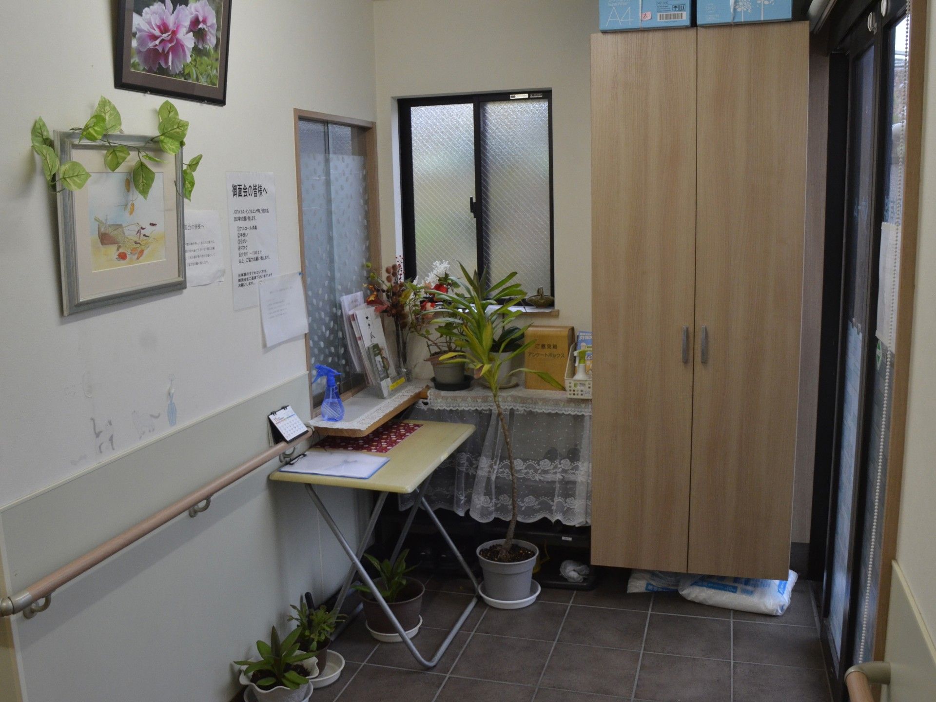 植物が飾られた廊下