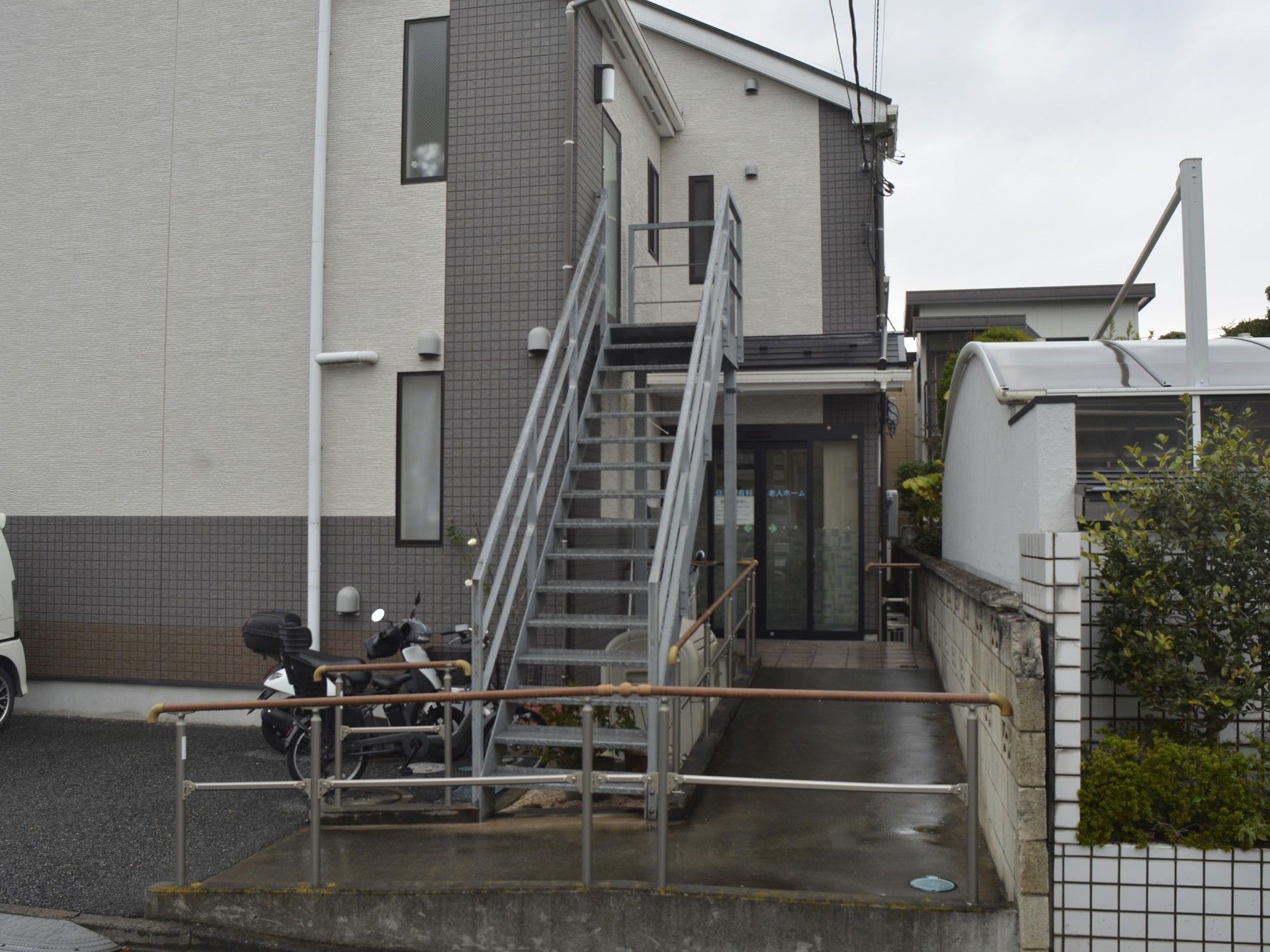 外階段とエントランス