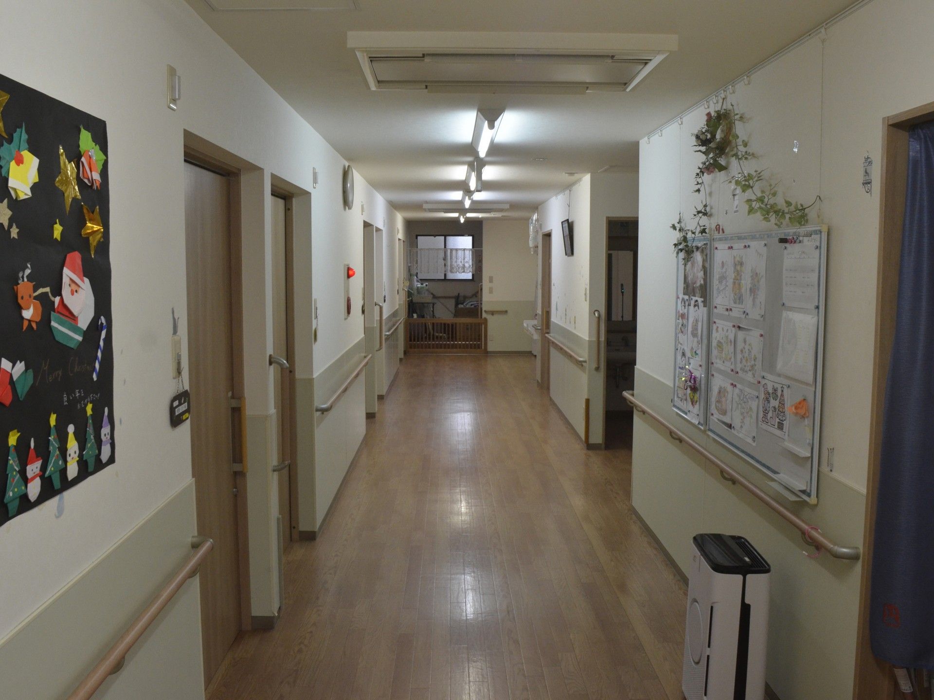 飾り付けがある廊下