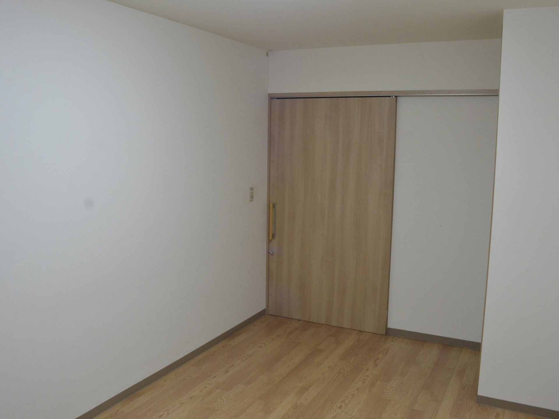 木製の引き戸のある部屋