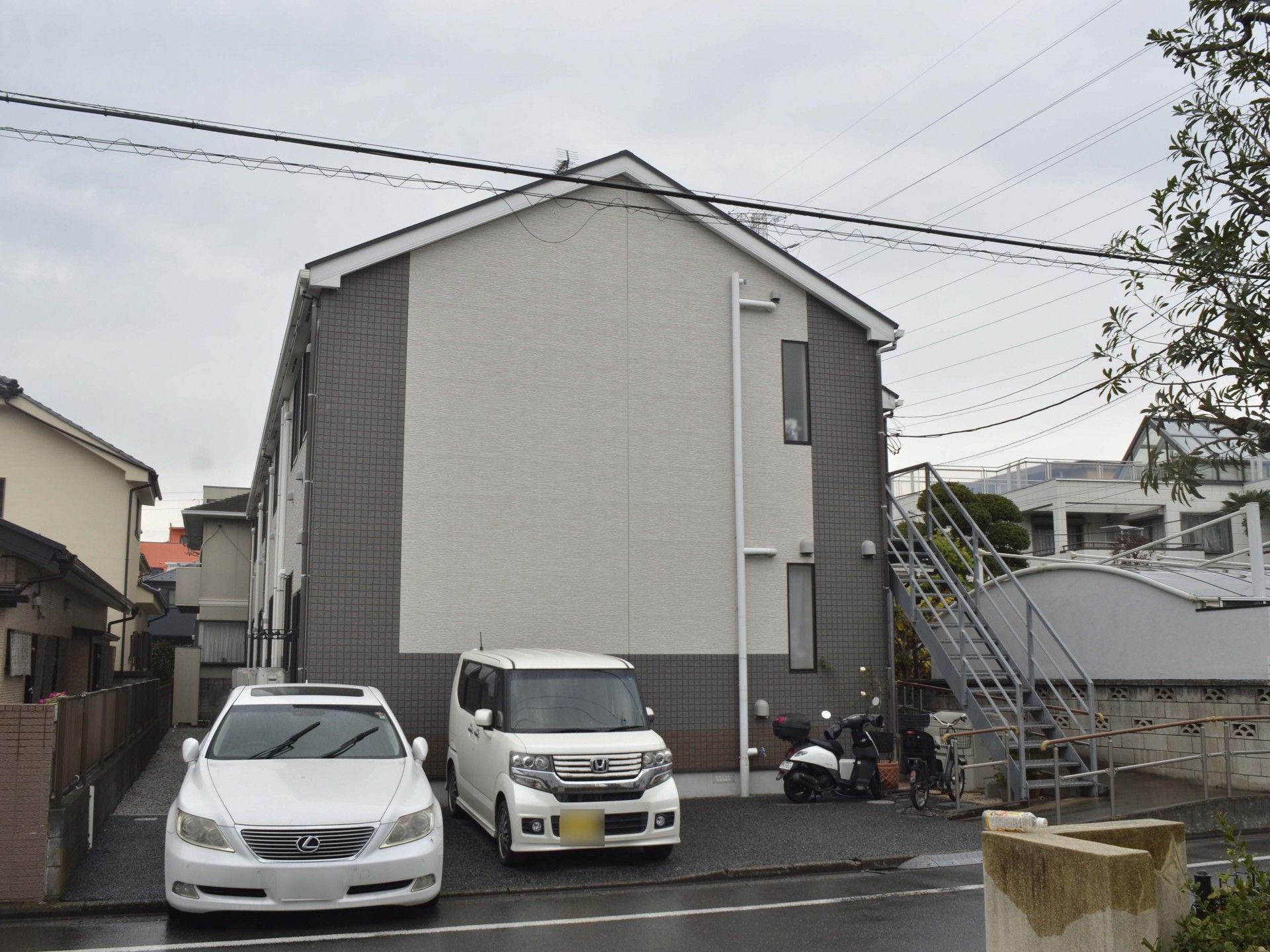 建物の外観と駐車場