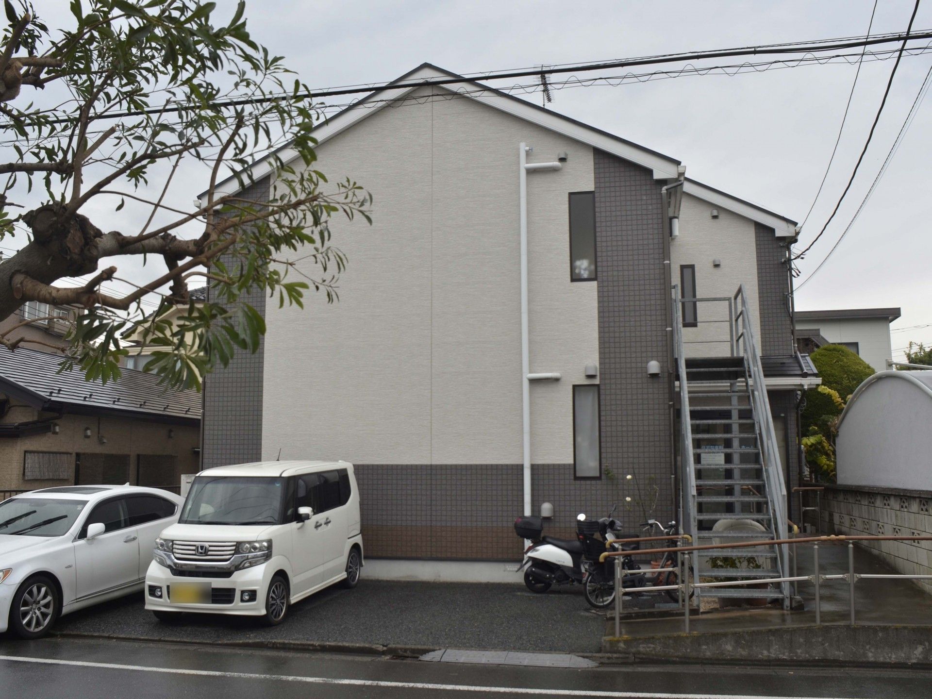 外観と駐車スペース