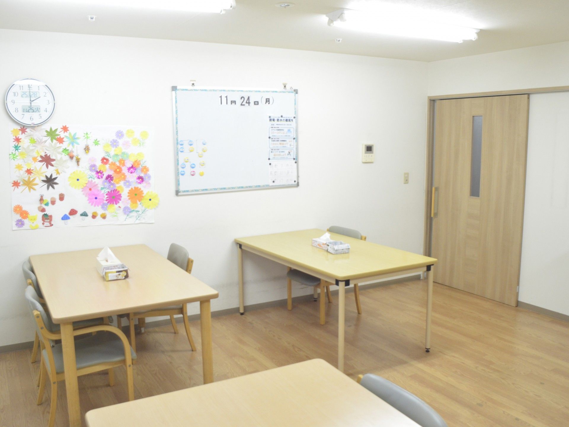 明るい室内のテーブル