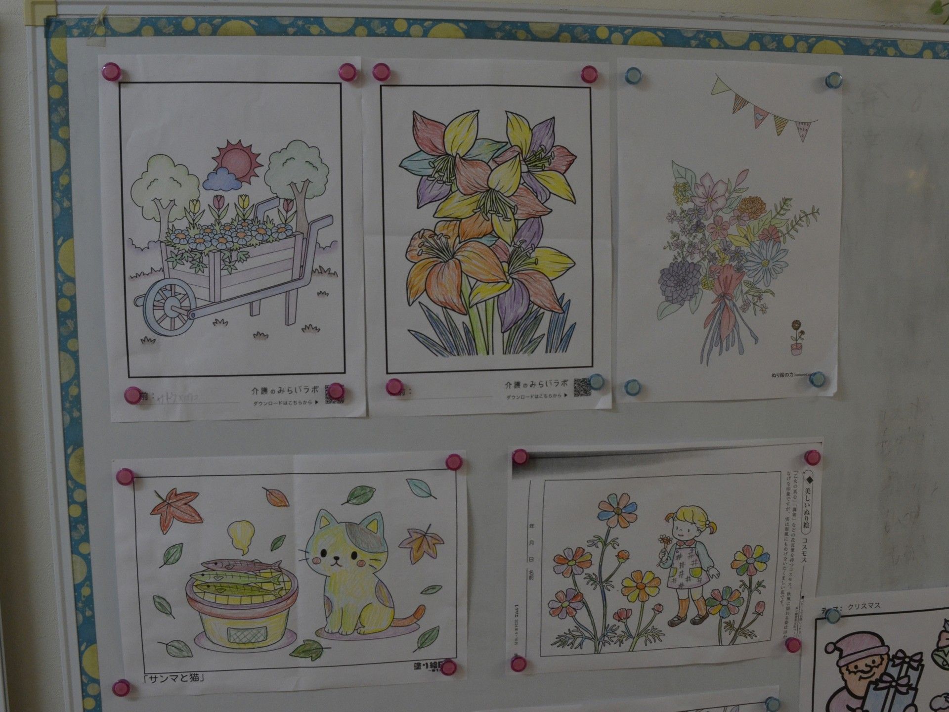 色とりどりの作品展示