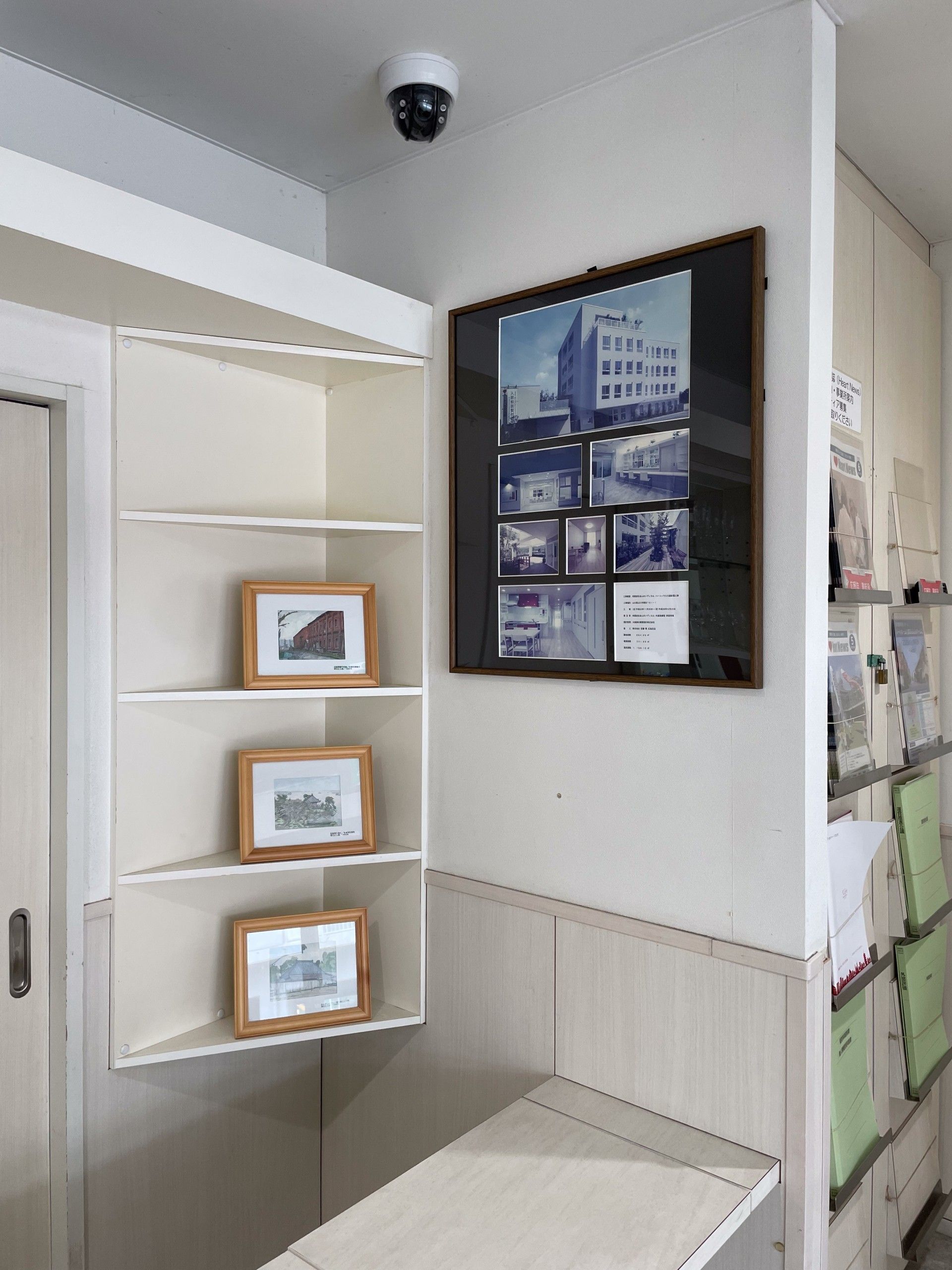 飾られた写真と資料棚