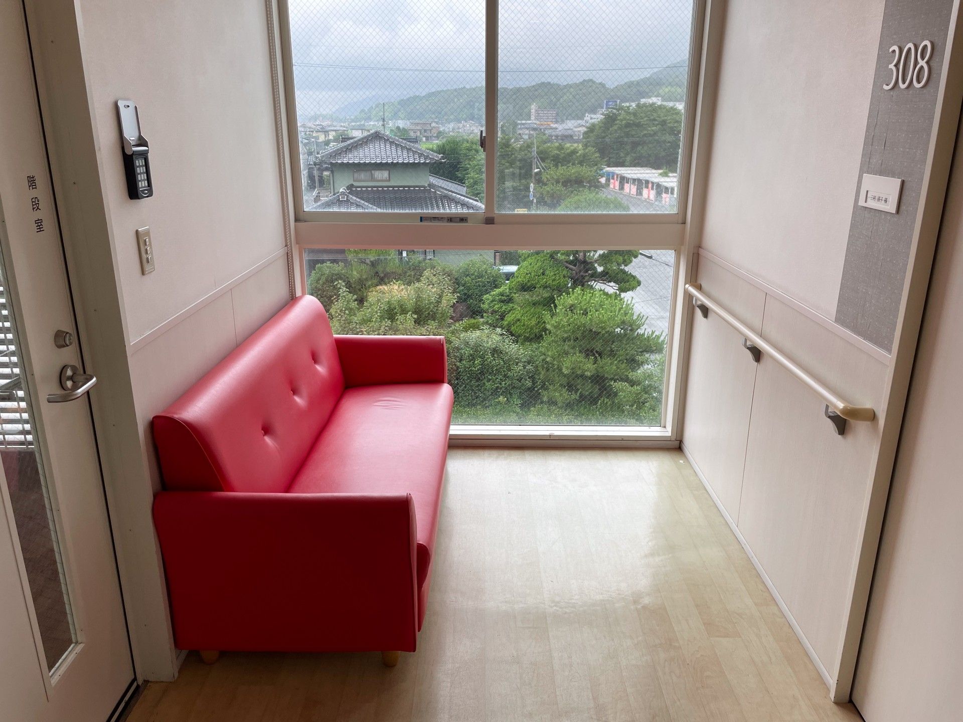 赤いソファのある廊下