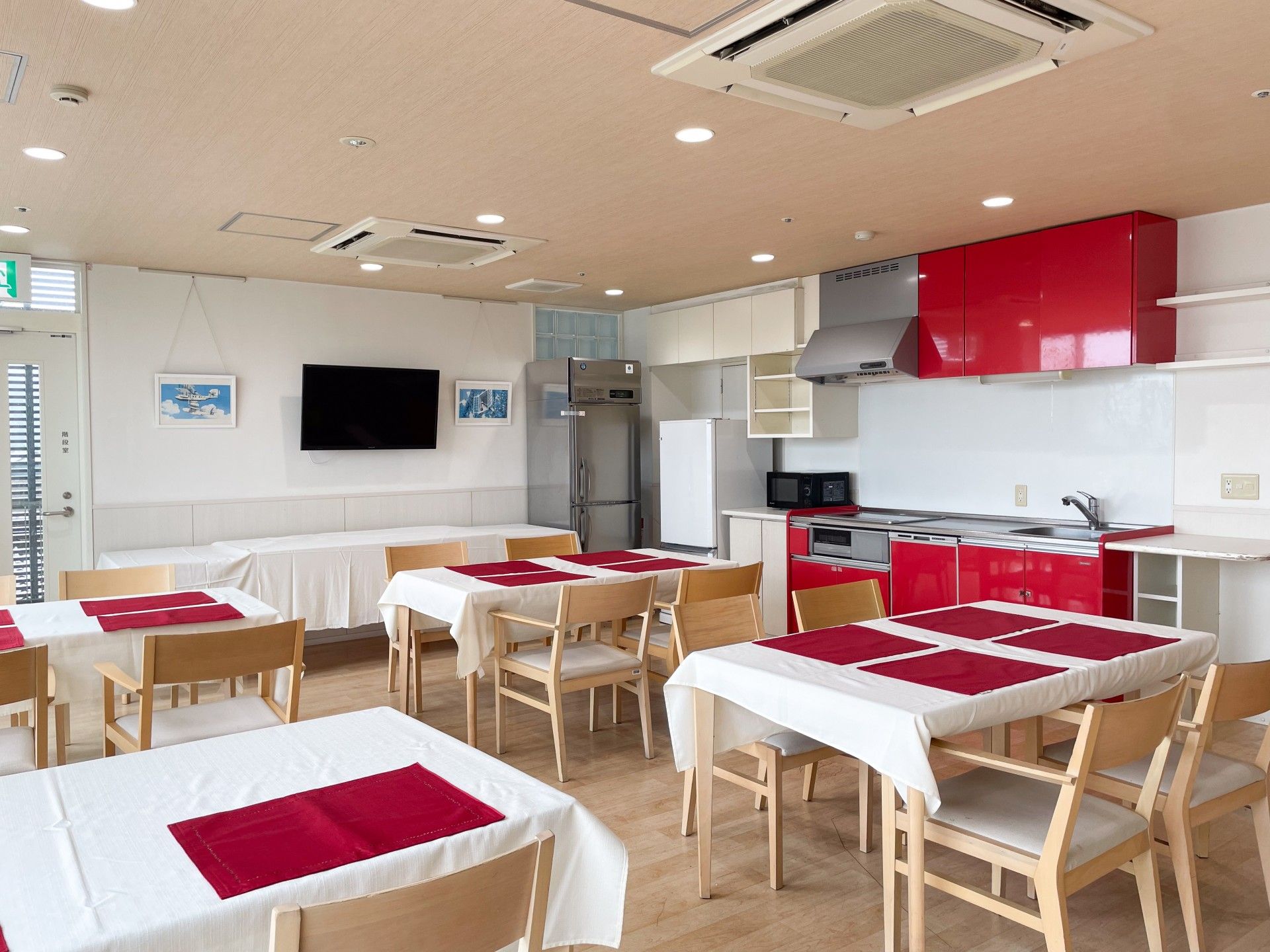 明るい食事スペース