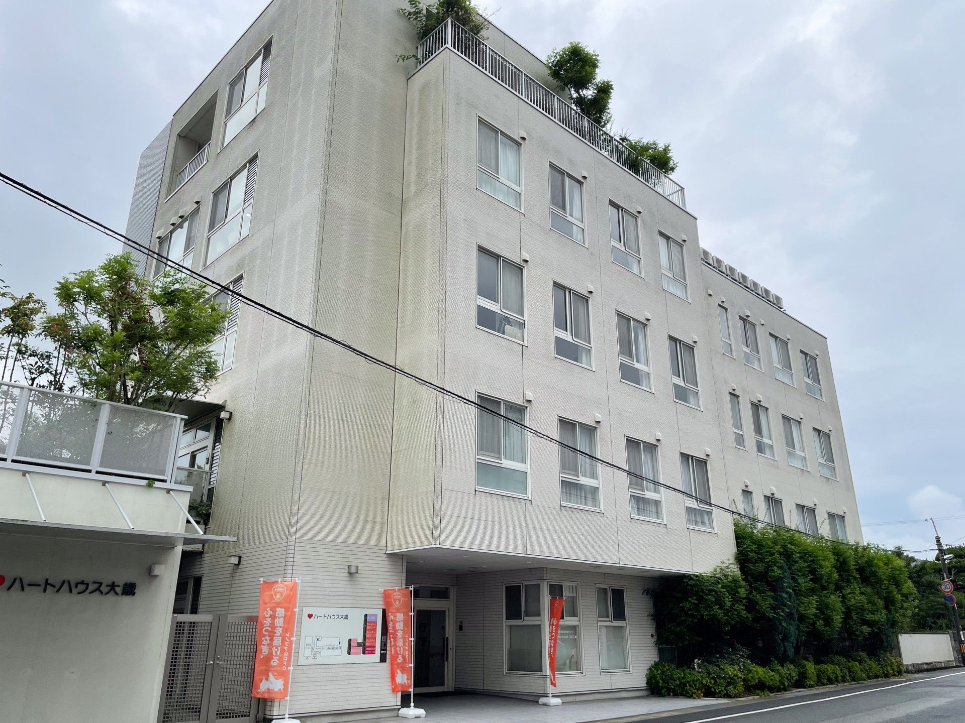 緑に囲まれた建物外観