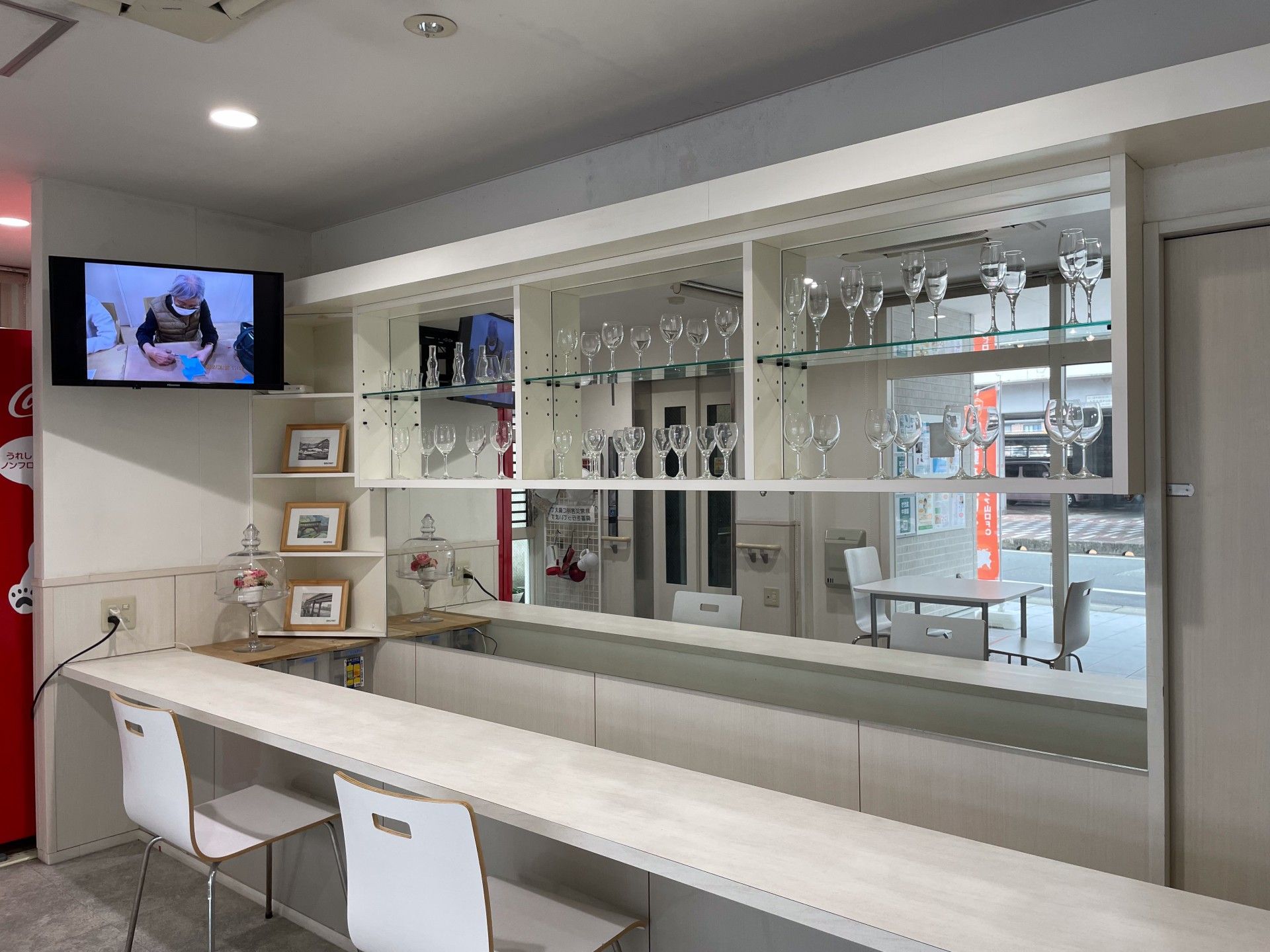 カウンターと飾り棚