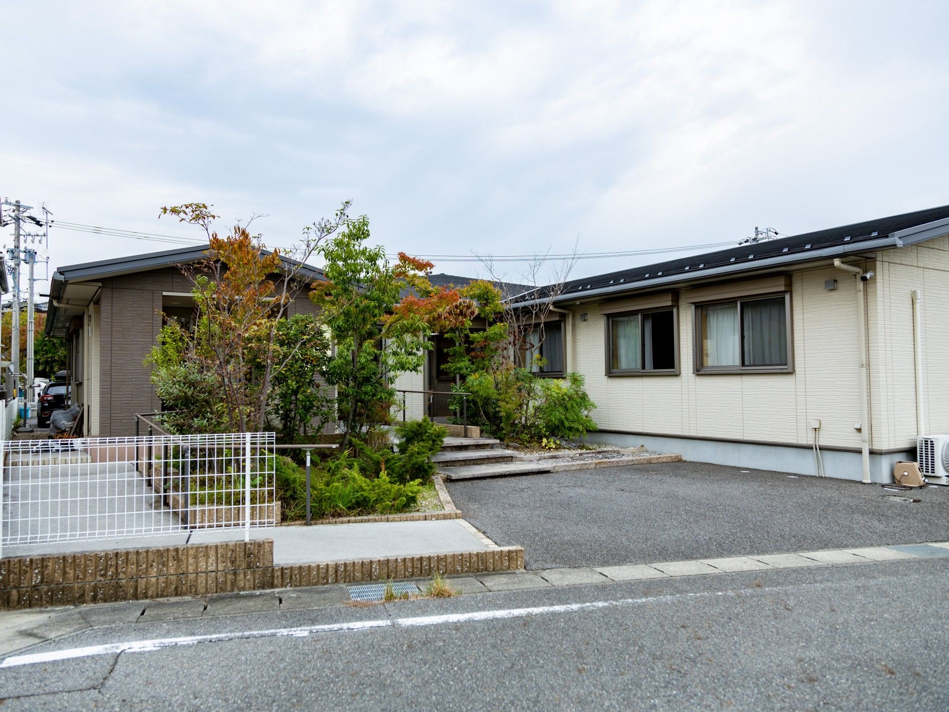 落ち着いた雰囲気の建物外観