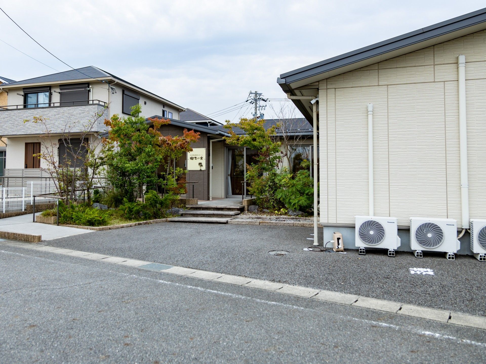 ゆったりとした玄関前