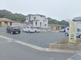 静かな住宅街の道路風景