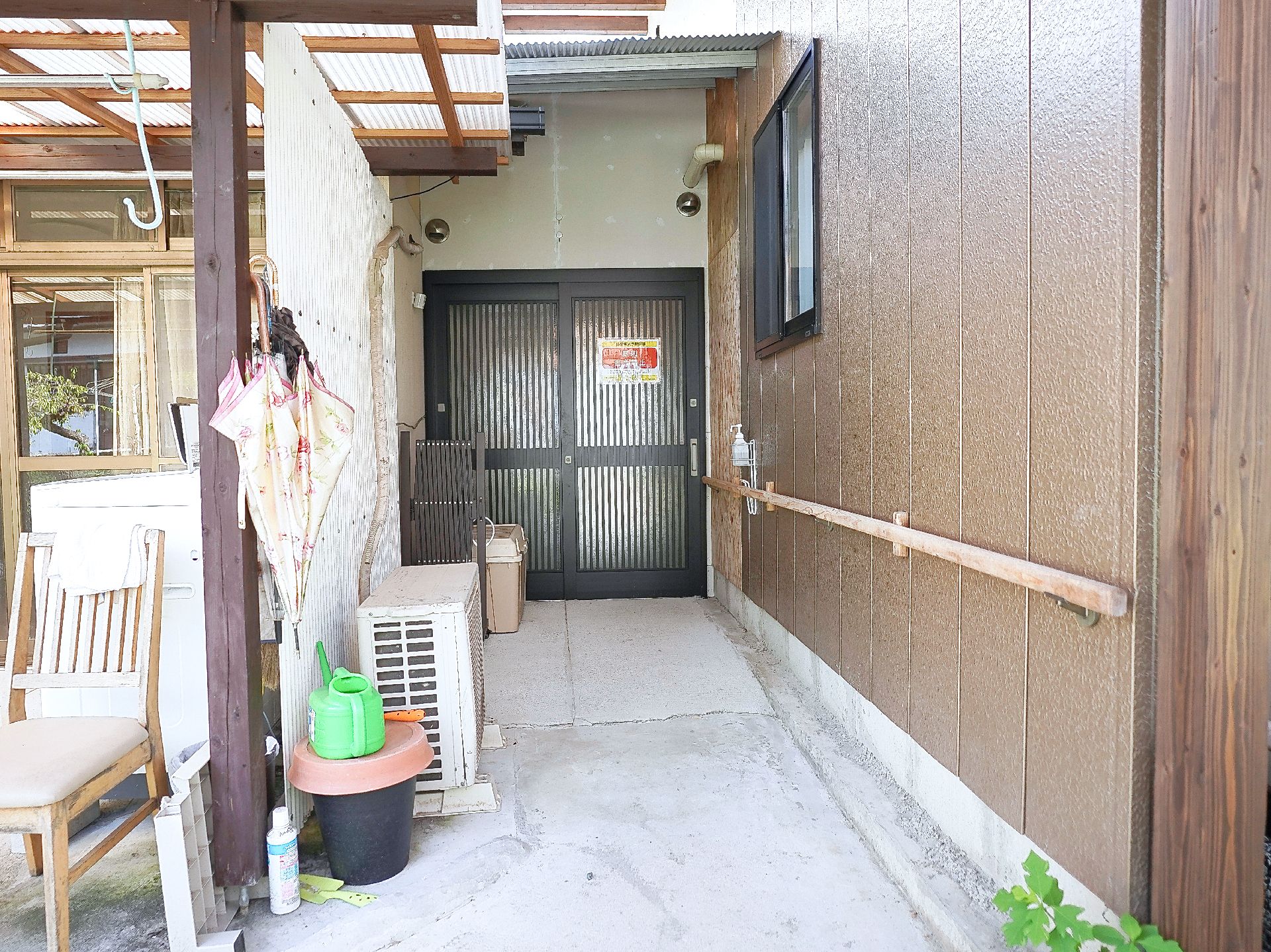 壁に手すりが付いた建物の入り口