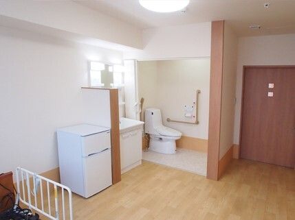 介助スペースが広いトイレには手すりや呼び出しボタンが設置され、居室内との段差はない。