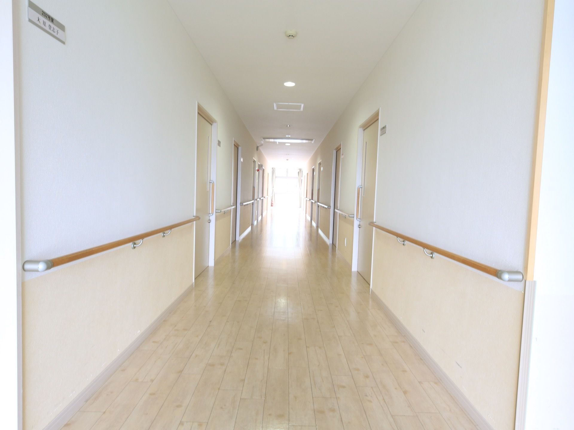 居室が立ち並ぶ廊下で、各居室の扉はスライド式で家具が掛けられるようになっている。床はフローリングが採用されている。