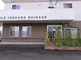 介護施設外観と駐車場