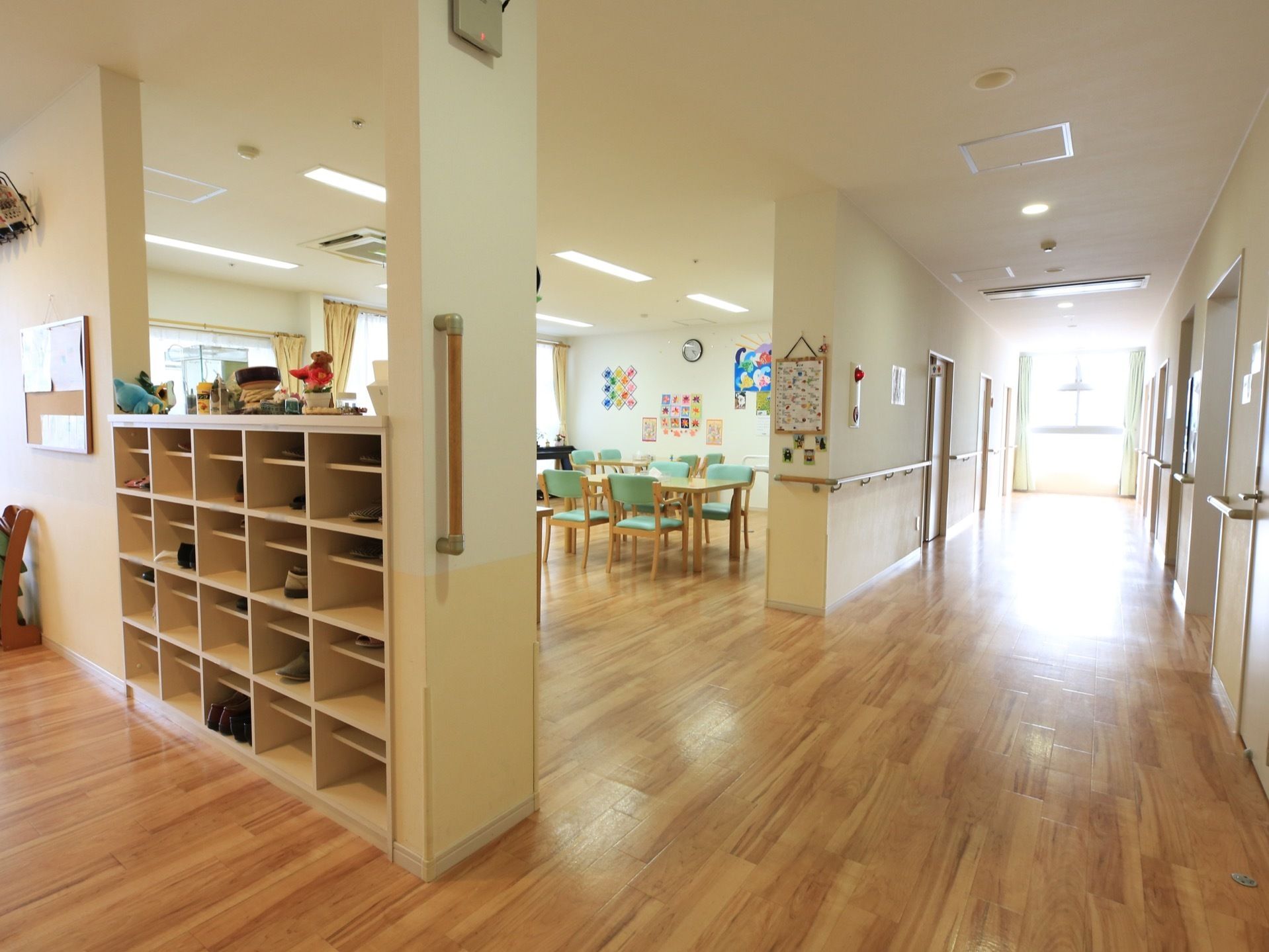 廊下の突き当りには窓があり、日差しがたっぷり入り明るい。段差のないフローリングで、手すりが随所に備わっている。