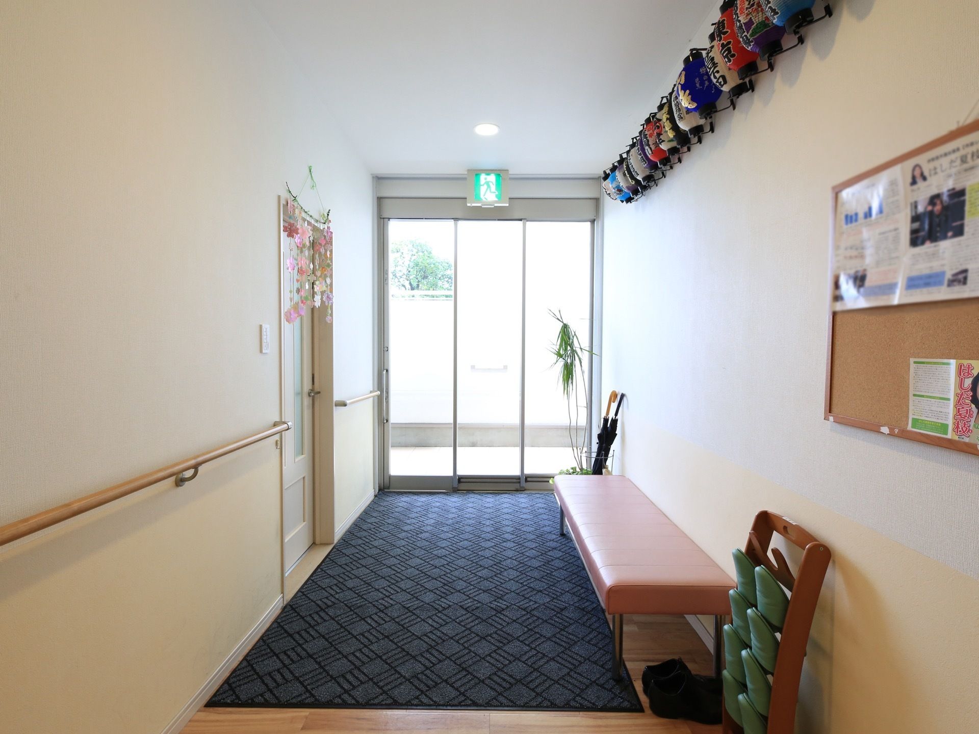 玄関の扉は車椅子をご利用の方も快適に出入りできるよう、スライド式が採用されている。壁にはたくさんの提灯が飾ってある。