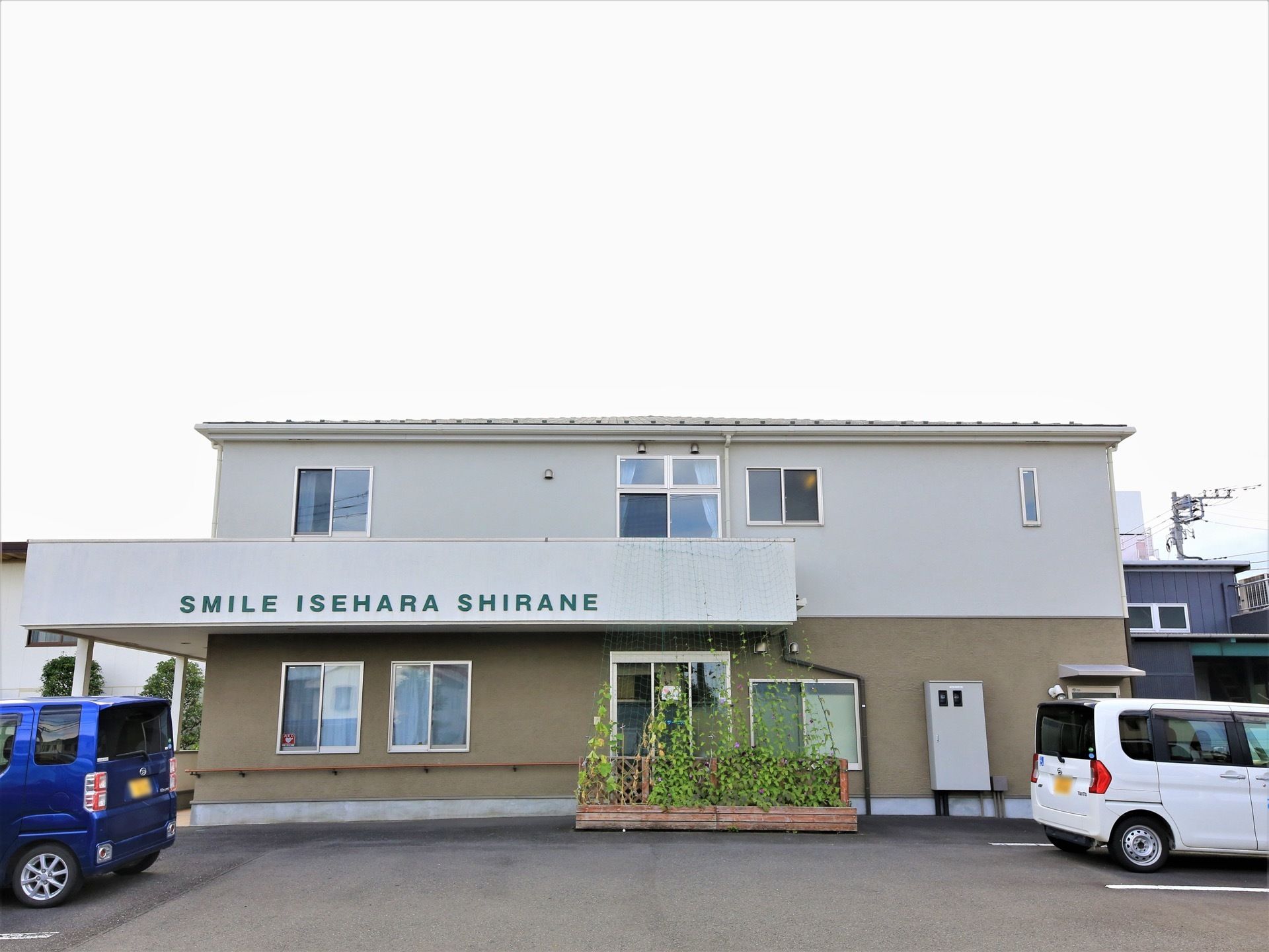 ２階建ての建造物で日当たりや風通しが良い。駐車場は広く車種を選ばず停めることができる。広いベランダがある。