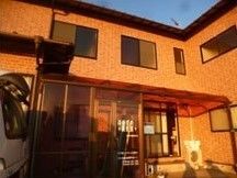 ２階建ての建物。建物の玄関の周りには屋根が付き、日当たりもよい。