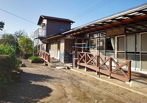明るい日差しの中庭