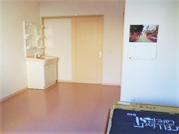 フローリングのシンプルな居室には洗面所が付いている。