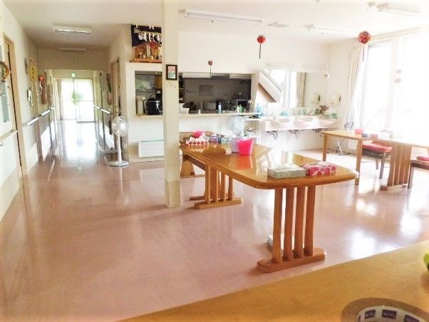 対面式キッチンからはダイニングを見渡すことができ、左側には居室につながる廊下がある。