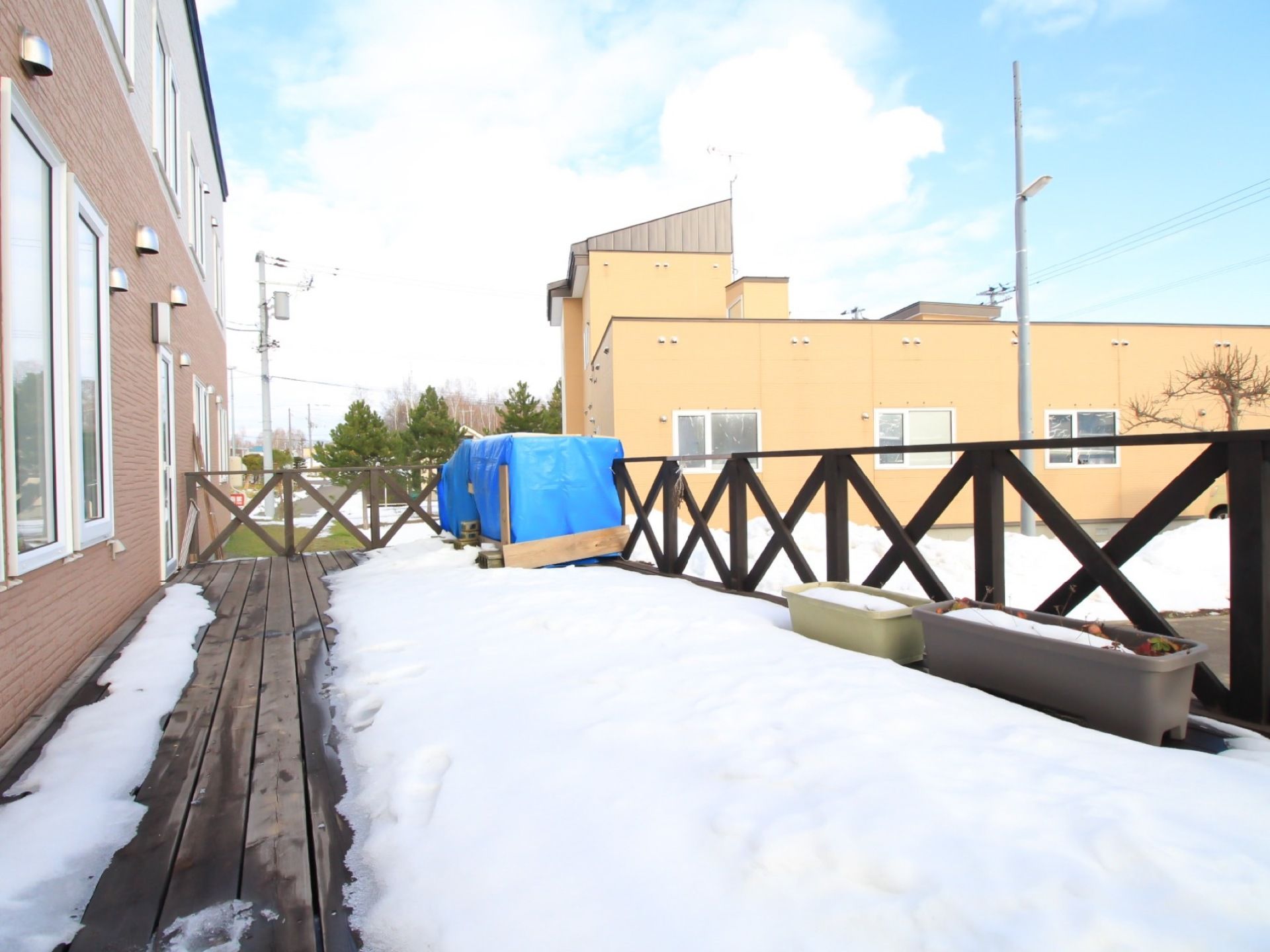 建物に併設する形で、広々としたウッドデッキが設けられている。雪解けの季節には、プランターを使ってガーデニングが楽しめる。