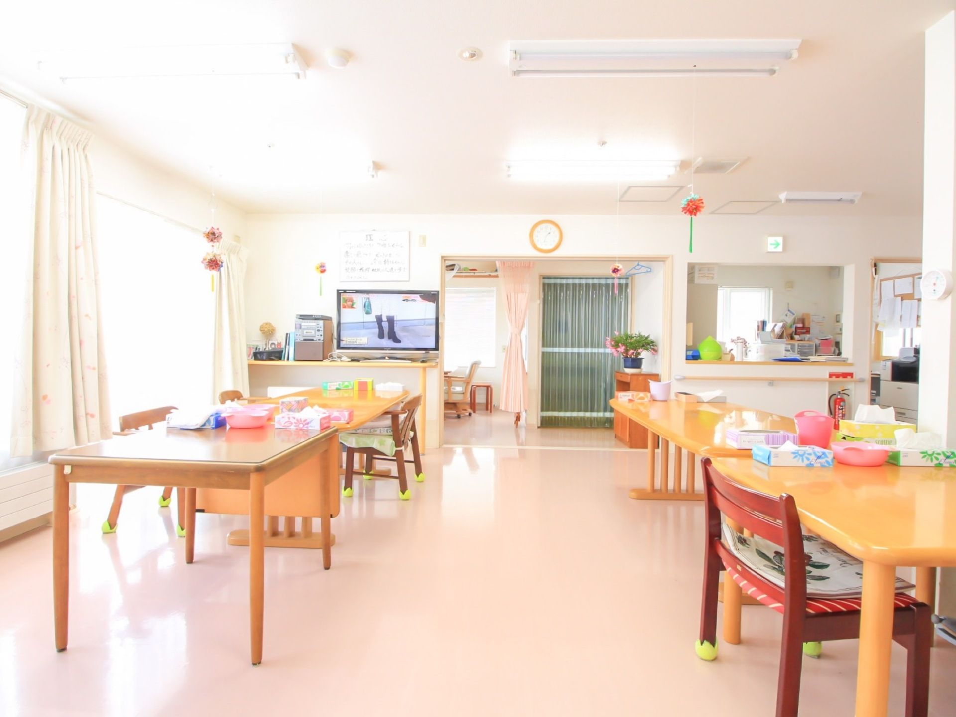 食堂はテーブルの間隔を空けて配置し、中央は通路として広くスペースが空けてある。車椅子をご利用の方も安全に移動できる。