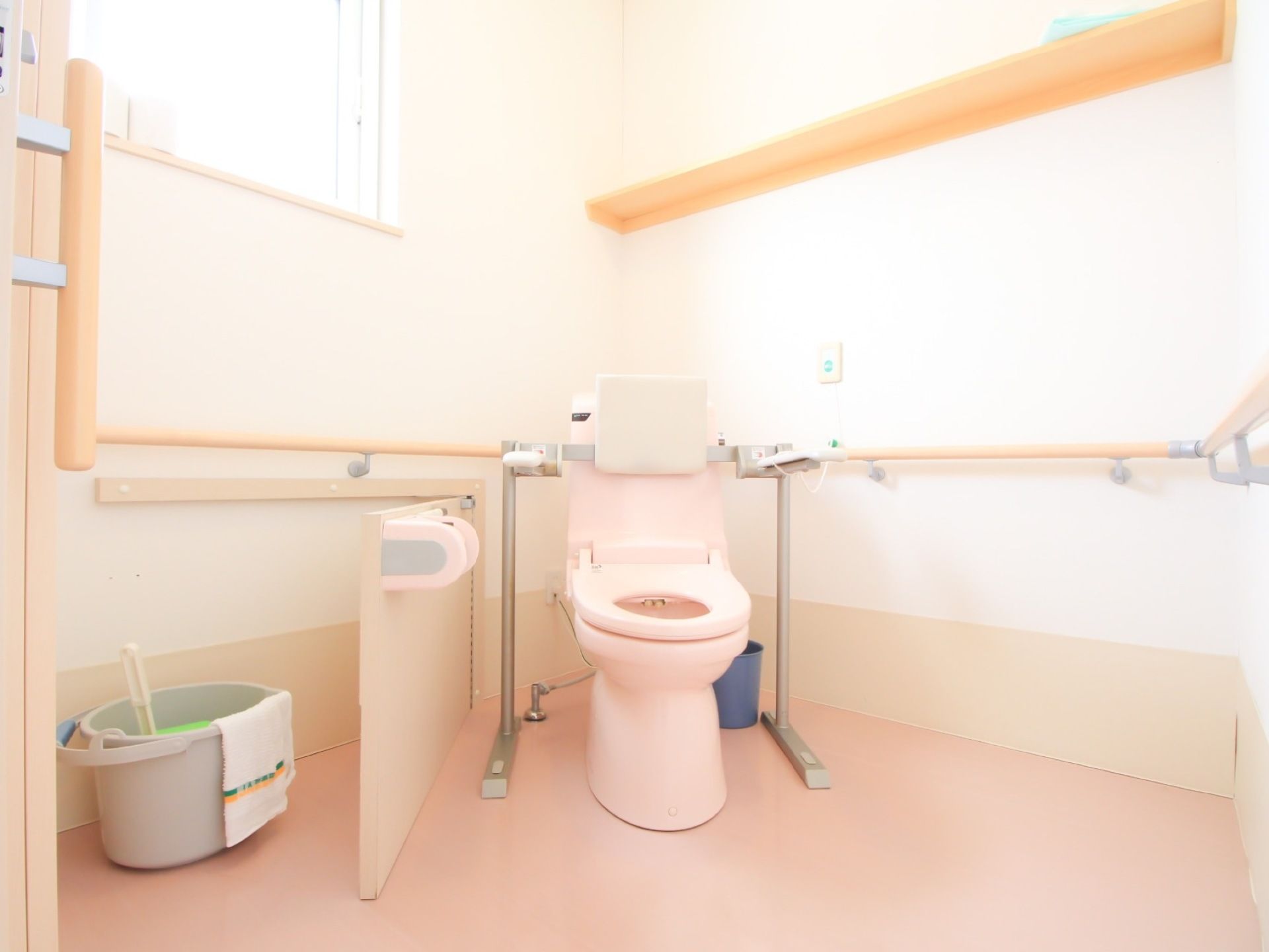 トイレは窓から日が良く入り、明るく清潔感がある。壁には安全に利用できるように、手すりを設置している。