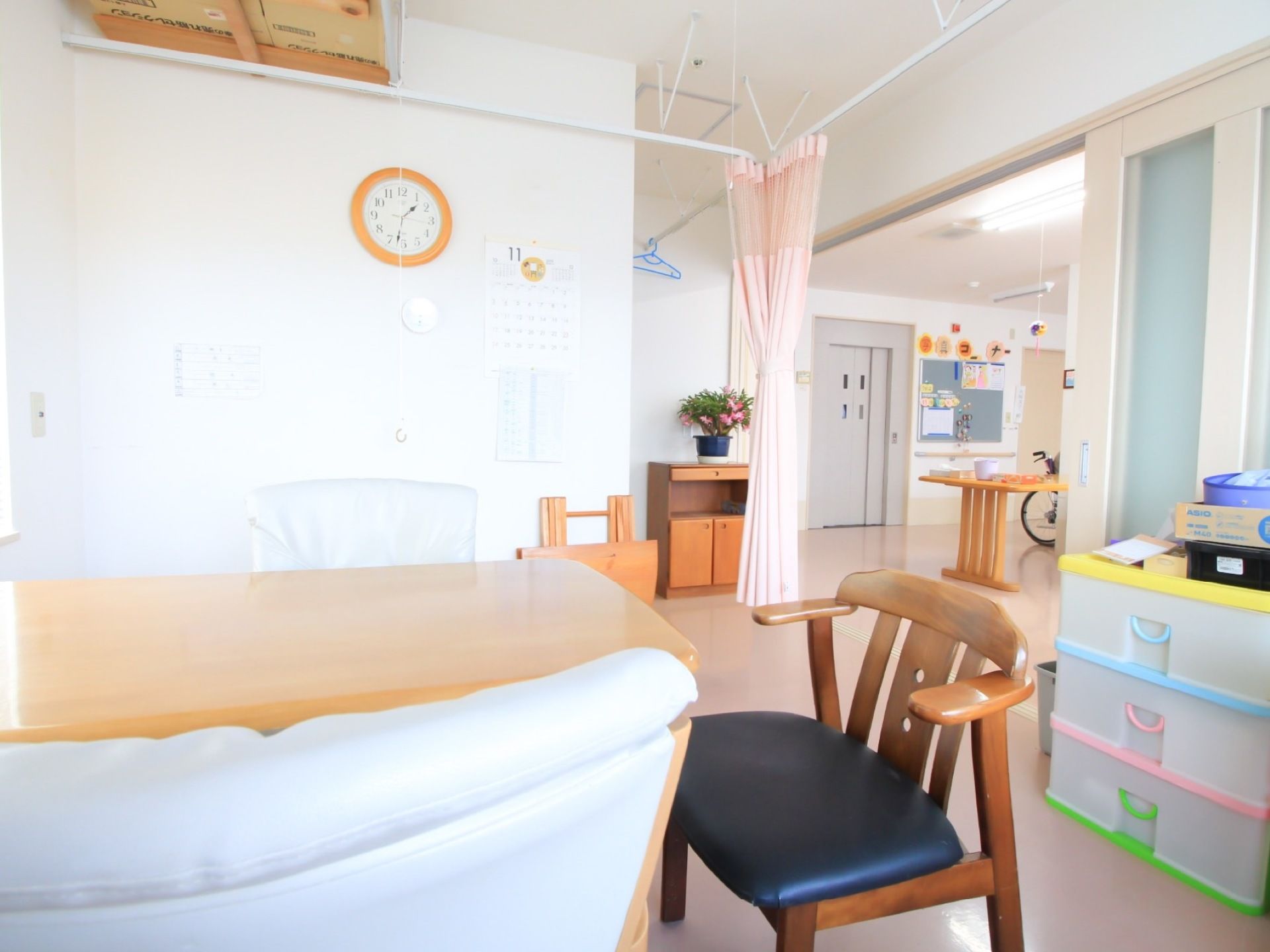 相談室は日当たりが良く、広くて居心地の良い印象。テーブル席が設置されているので、席についてじっくりと話ができる。