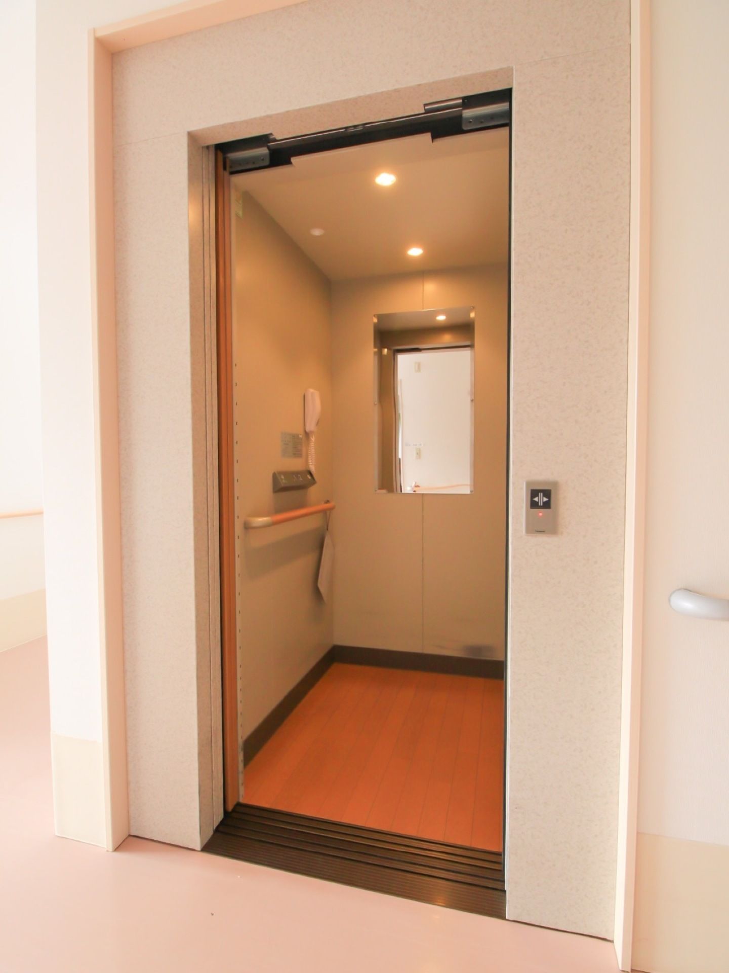 建物内にはエレベーターが完備されている。内部は奥行きがあり広々としているので、車椅子をご利用の方も安全に乗降できる。