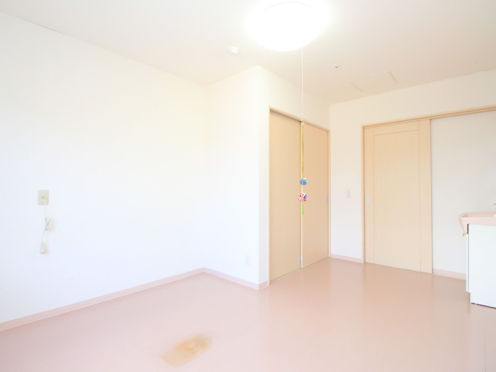 居室内はシンプルな内装で、広く居心地の良い雰囲気。日当たりも良く、明るい部屋で気持ちよく生活ができる。
