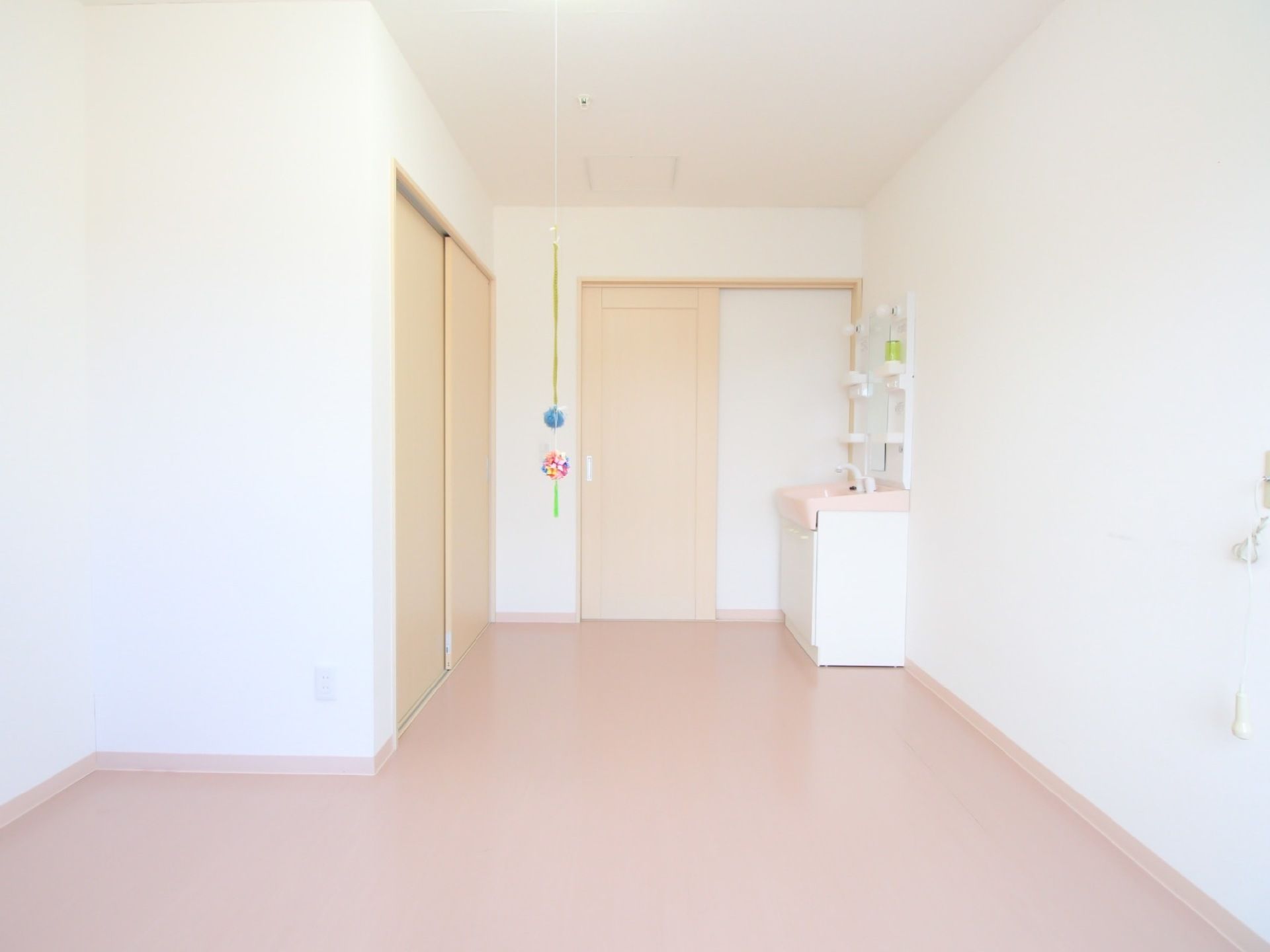 居室はドアのそばに収納スペースや、洗面台が集約されている。部屋をより広く利用できる、機能的な間取り。