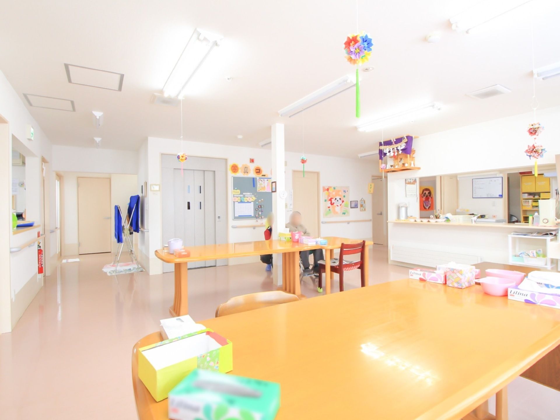 食堂は日当たりが良く、広くて開放感もある。壁には神棚が設けられていて、家庭的で親しみやすい印象になっている。