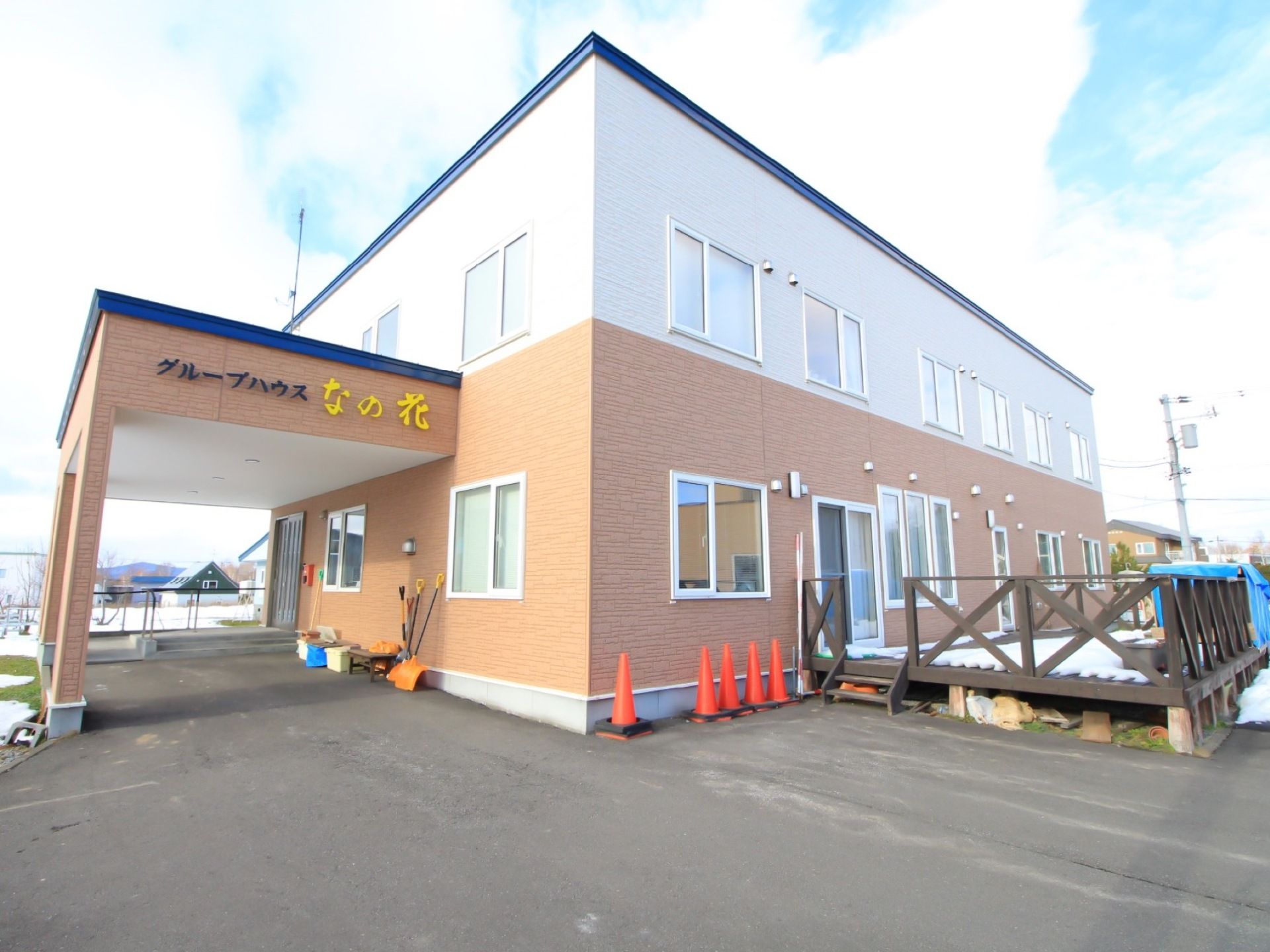 施設には自然光を採光できるように、窓を多く設置している。通路も舗装してあるので、車椅子をご利用の方もスムーズに通行できる。