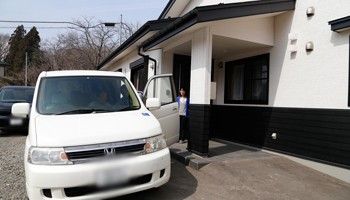 車が停まる玄関前