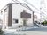 住宅街の中に建っている、一般家屋のような２階建ての施設である。敷地境界に、縦長の大きな看板が設置されている。