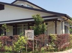 緑に囲まれた建物外観