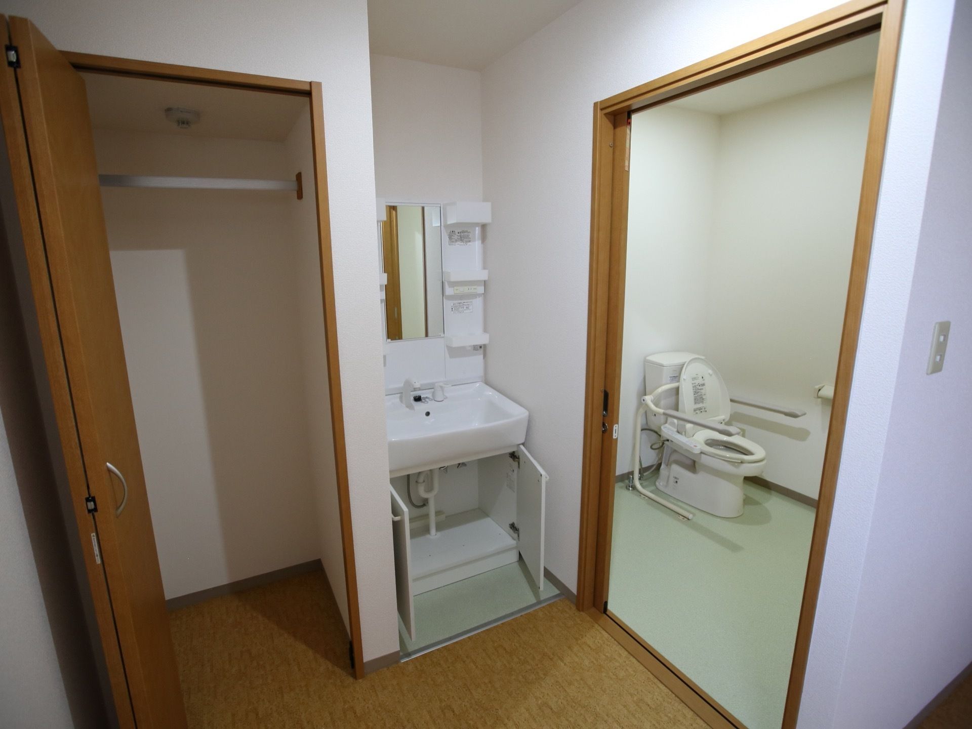 白を基調とした明るい居室には、収納スペースや広々としたトイレ、洗面台が完備されているので、便利である。